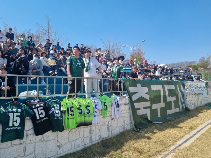 지난 2일 펼쳐진 전북현대 B팀 홈경기를 주민들이 응원하고 있다.