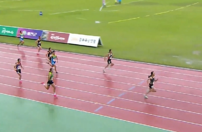 백서희 양이 6일 열린 200m 경기에서 1등으로 달리고 있다.