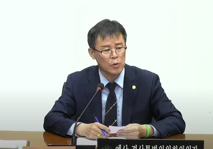 9일 이주갑 예산결산특별위원장이 추가경정예산안 의결에 앞서 위원장 역할을 포기한다고 말하고 있다.