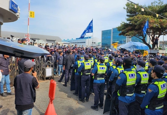 민주노총 전국금속노조 전북지부는 9일 고용노동부 기자회견 전 일진하이솔루스 정문 앞 결집해 결의대회를 개최했다.