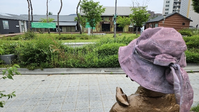 완주 평화의 소녀상에서 바라본 삼례책박물관