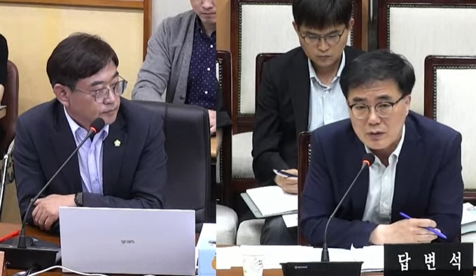 심부건 의원(왼쪽)이 오인석 국장의 답변을 듣고 있다.
