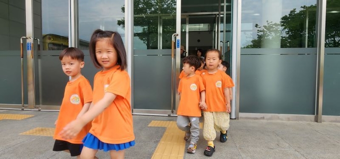 20일 오전 '꼼지와 왕코구멍' 공연을 보기 위해 완주군을 찾은 지역 내 어린이집 아동들. /이상선 기자
