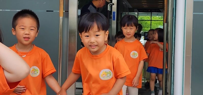 20일 오전 '꼼지와 왕코구멍' 공연을 보기 위해 완주군을 찾은 지역 내 어린이집 아동들. /이상선 기자
