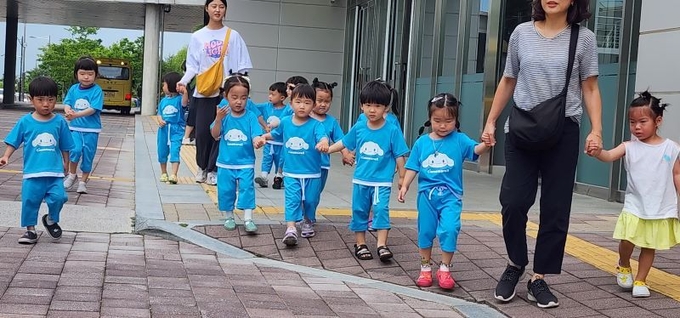 20일 오전 '꼼지와 왕코구멍' 공연을 보기 위해 완주군을 찾은 지역 내 어린이집 아동들. /이상선 기자