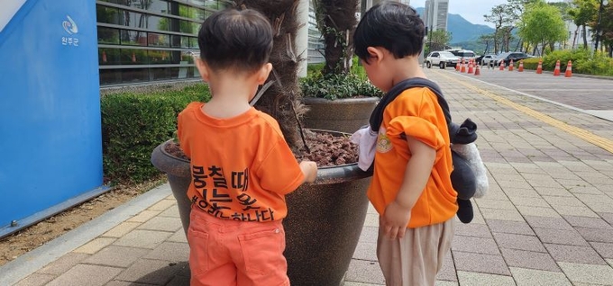 20일 오전 '꼼지와 왕코구멍' 공연을 보기 위해 완주군을 찾은 지역 내 어린이집 아동들. /이상선 기자