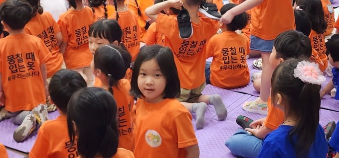 20일 오전 '꼼지와 왕코구멍' 공연을 보기 위해 완주군을 찾은 지역 내 어린이집 아동들. /이상선 기자