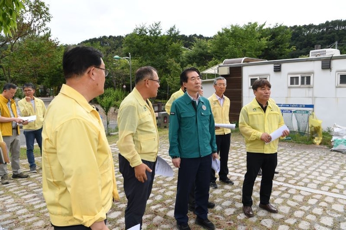 김성호 행안부 재난안전관리본부장(왼쪽에서 세번째)이 25일 완주군 오토캠핑장을 찾아 시설과 안전대책을 점검했다.