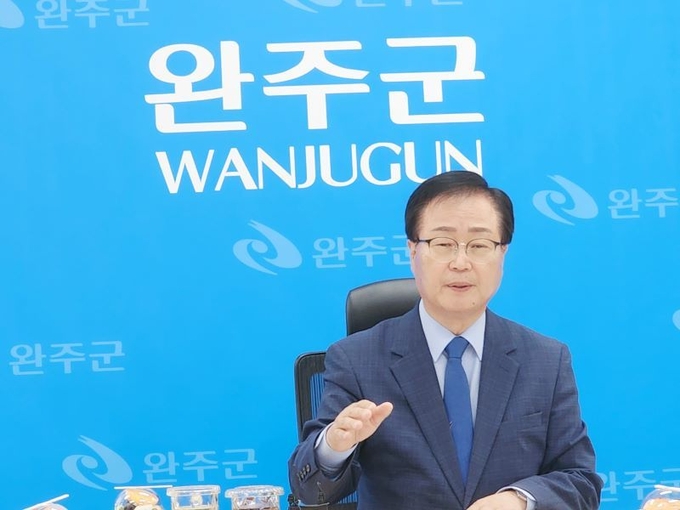 취임 1주년을 맞은 유희태 완주군수가 3일 오전 11시 완주군 브리핑을 찾아 1년의 성과를 되짚고 2년차 군정운영 방향을 밝혔다. /이상선 기자