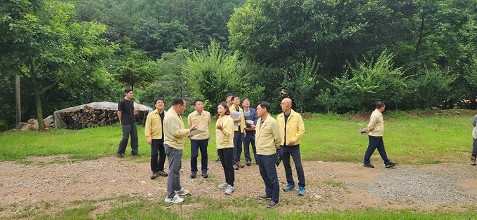 완주군이 여름철 집중호우 등을 대비해 산사태 우려지역을 점검하고 있다. /완주군