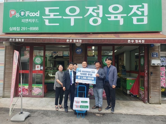 삼례로타리클럽 회원들이 밝게 웃고 있다. /삼례로타리클럽