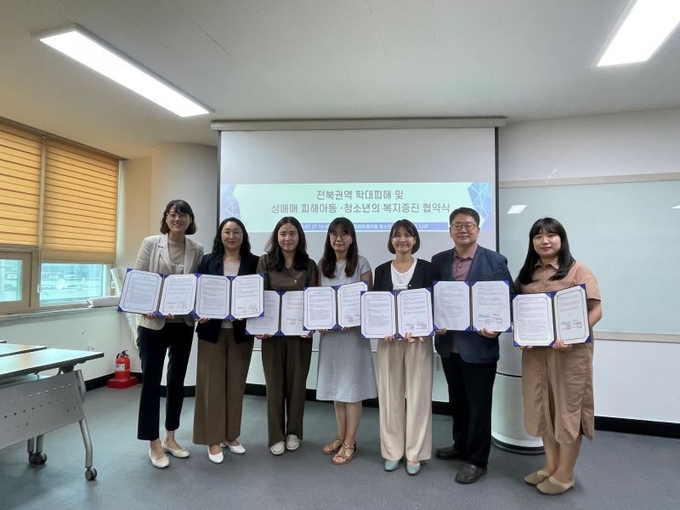 27일 전북 내 6개 아동보호전문기관 (관장 조자영, 최은희, 김미선, 강민숙, 조현경, 김완진)과, 성매매피해아동‧청소년 전북지원센터 ‘나우’(센터장 김미선)와 함께 심리정서지원을 위한 업무 협약식을 진행하고 있다.