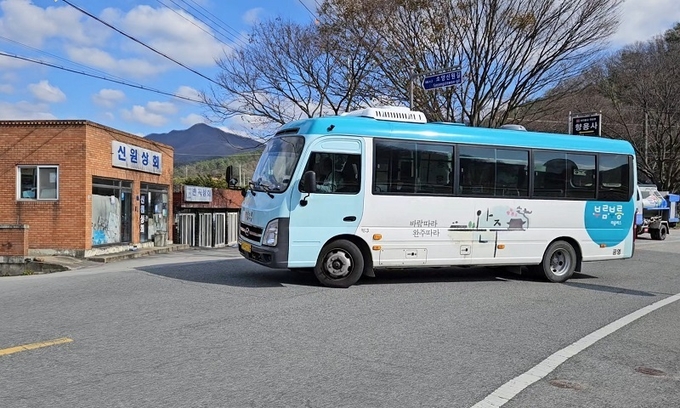 월상마을에서 나오던 85번 버스가 용문사로 들어가기 위해 반대차선을 넘어 회전 중이다. 