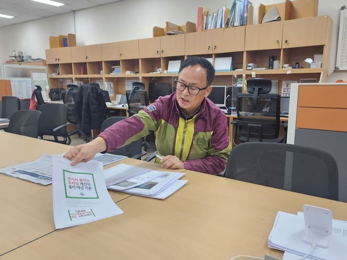 18일 완주군청 브리핑실을 찾은 송춘근 씨