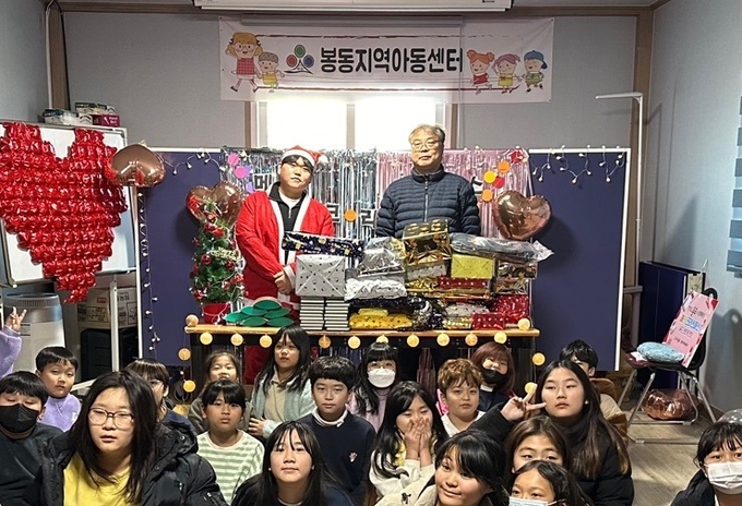 양주승 경성푸드 대표가 선물을 전달 중이다.