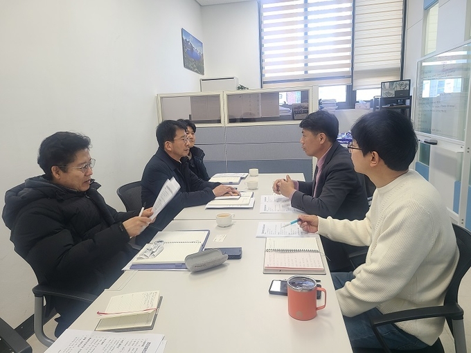 권요안 도의원(가운데 왼쪽)이 권승환 로컬푸드협동조합 이사장(가운데 오른쪽)의 이야기를 듣고 있다.