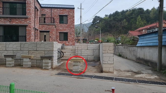 지난해 여름 A씨 집 대문 앞에 설치된 콘크리트 기둥. 지금은 철거됐다.