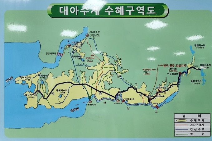 대아수계 수혜구역도. 오른쪽 어우취입보에서 왼쪽 끝 옥구저수지까지가 대간선수로(검은색 실선)