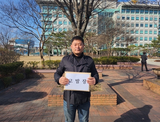 이강우 완주군민참여연대 대표가 지난 8일 안호영 예비후보를 허위사실유포 혐의로 전북경찰청에 고발장을 접수했다.