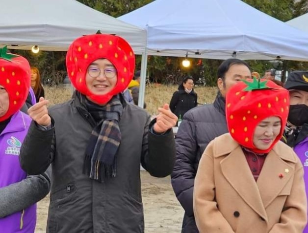 지난 8일 삼례딸기축제에서 딸기 모자를 쓰고 자원봉사 중인 유의식 의원