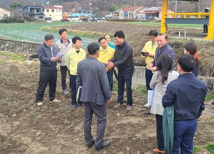 권요안 도의원이 양파 한파 피해 현장을 점검하고 있다.