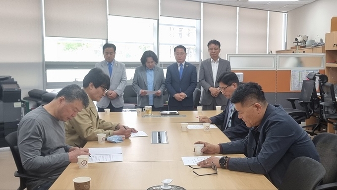 이경애 의원(왼쪽에서 두번째)이 완주군청 브리핑실에서 사과문을 낭독하고 있다.