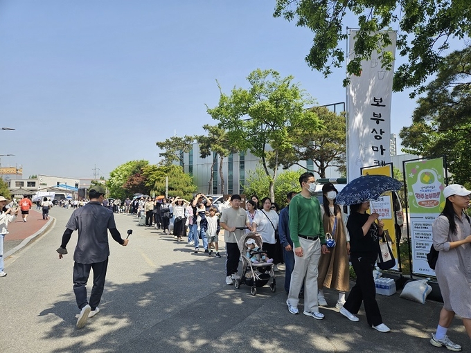 선착순 100명에게 5000원 할인 이벤트를 진행했고, 예술촌 입구에서 청춘공작소 사거리까지 100미터 오픈런이 이어지는 등 진풍경이 벌어졌다.