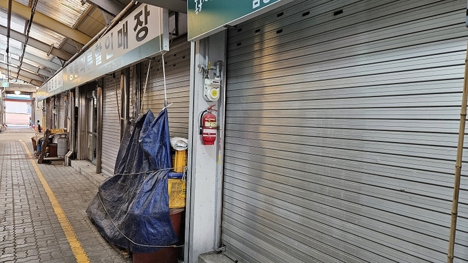 지난 10일 봉동시장 문 닫힌 가게들. 이날은 장날임에도 불구하고 일부 구간 가게 모두가 문을 열지 않았다.