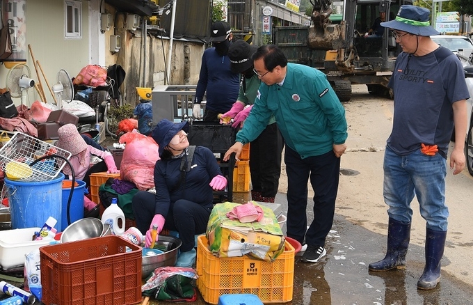 수해 지역을 순회 중인 유희태 완주군수