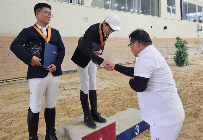 완주승마협회 김정연 선수가 수상 중이다.