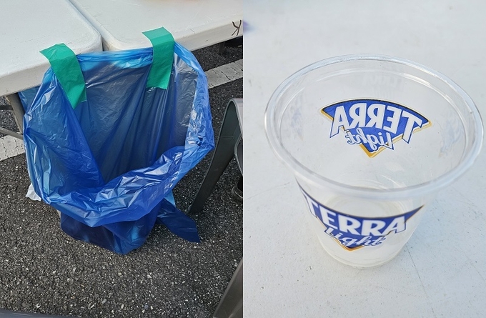축제 현장 테이블이 설치된 쓰레기 수거 비닐봉투와 맥주잔으로 사용된 플라스틱 용기