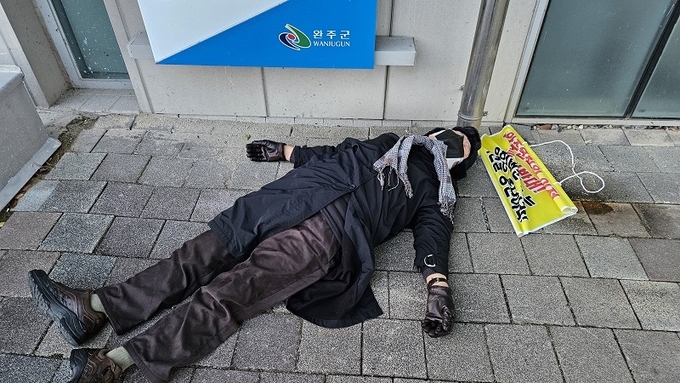 완주군청 앞에서 1인 시위 중 쓰러진 이동구 위원장