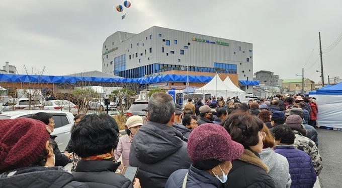 점심 먹으려고 줄 선 봉동농협 조합원들. 