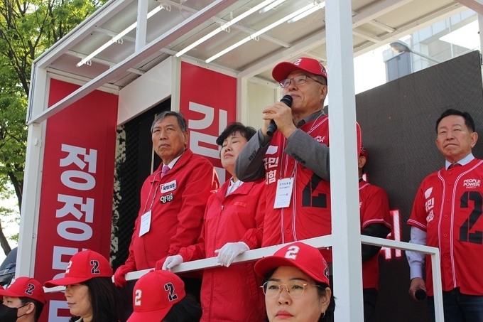 12일 아침 전주시 평화동 사거리에서 국민의힘 전북도당이 출정식을 진행 중이다.