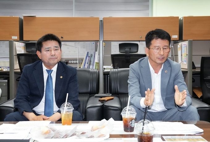 13일 전북자치도의회에서 기자간담회 중인 권요안(오른쪽)·윤수봉 의원