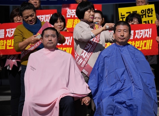 지난 2월 13일 권요안·윤수봉 의원이 완주·전주 통합과 관련된 ‘통합 시군 상생발전에 관한 조례안’이 전북자치도의회 기획행정위원회 심의를 통과한 것을 두고 이를 항의하기 위해 삭발을 했다.