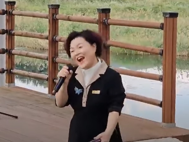 지난해 10월 10일 봉동읍민의날에서 노래를 부르는 봉동읍 김미숙 부읍장
