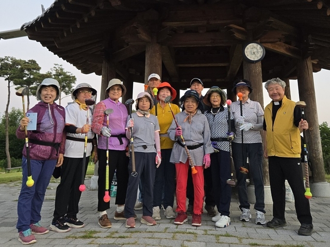10일 새벽 파크골프 경기 전 이사정 신부와 신자들