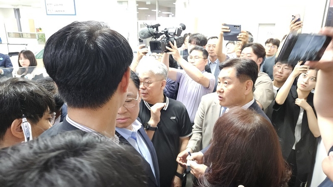 지난달 21일 전북자치도 김관영 도지사가 삼례읍사무소에서 전입신고를 했다. 이 과정에서 통합을 반대하는 주민들과 충돌이 있었다.