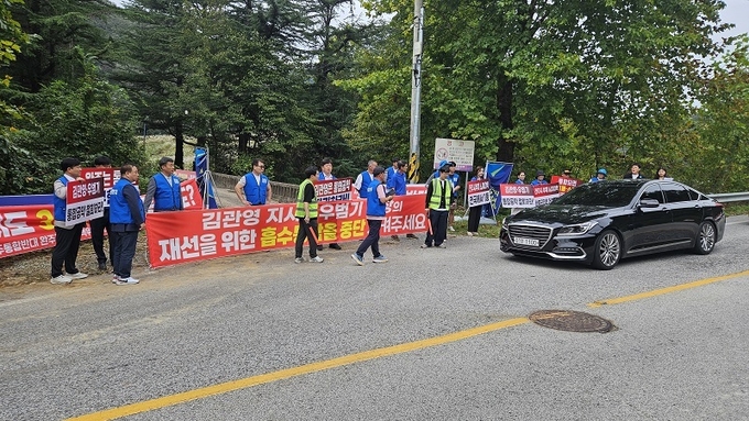 17일 전주시의회 남관우 의장 차량이 ‘상관저수지 힐링공원 조성사업’ 착공식 행사장 입구를 지나가고 있다.