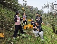 군산대 학생들, 동상면 곶감농가 일손돕기